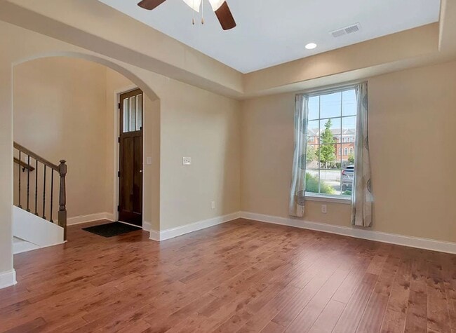Photo - Three Master Suites - Super Location- Bell...