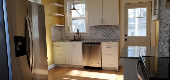 Photo - 332 E 5th St