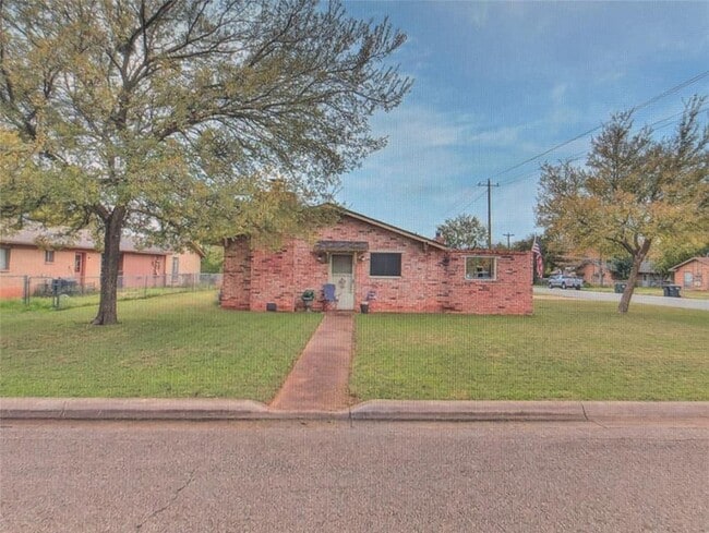 Building Photo - 2404 Cottonwood Dr