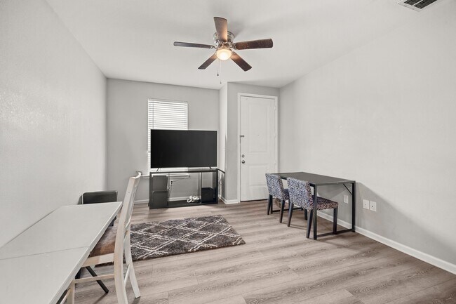 Building Photo - 8534 Woodlyn Rd