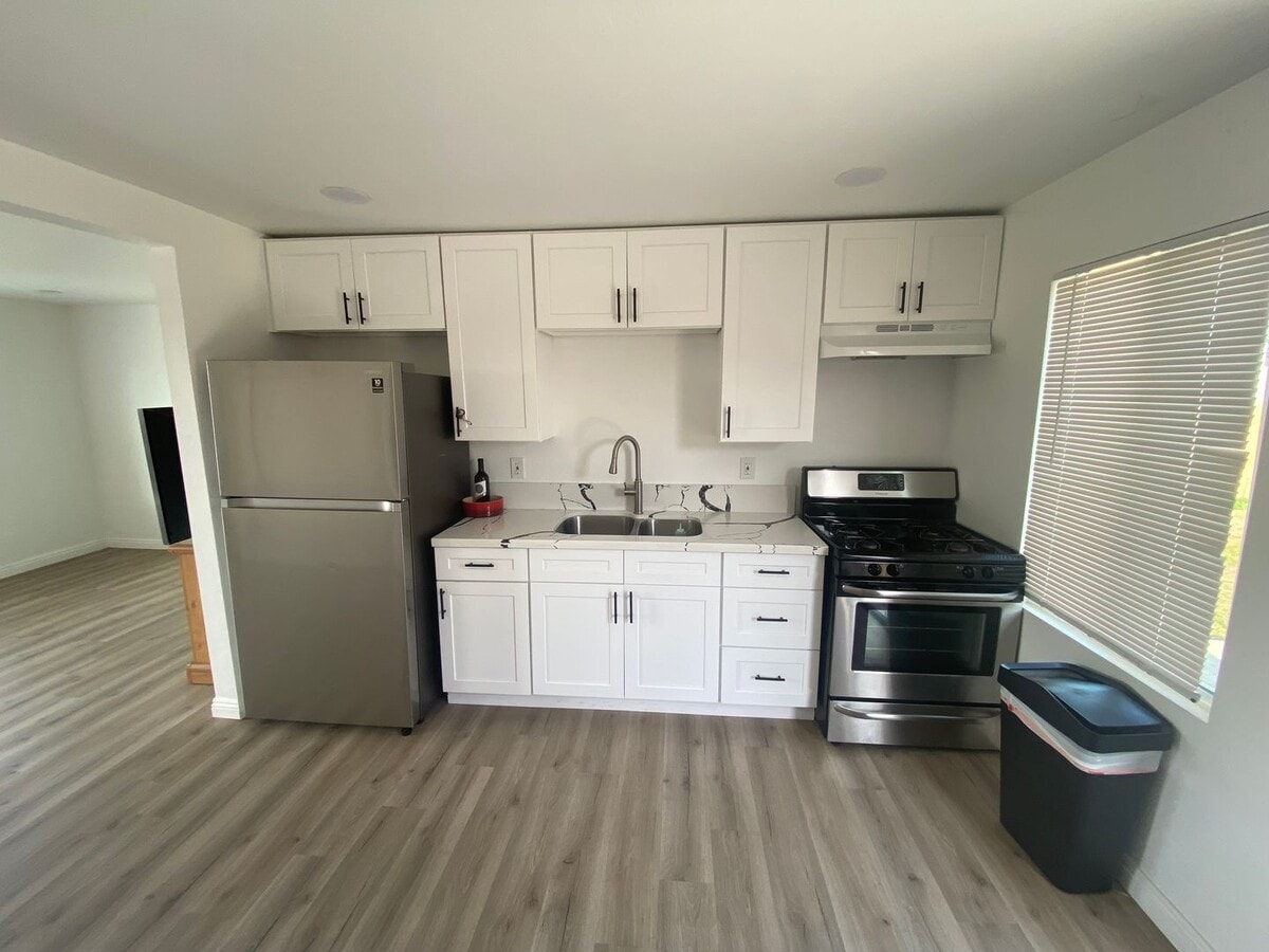 Newley Remodeled 2 BD 1 Ba with big lot - Newley Remodeled 2 BD 1 Ba with big lot