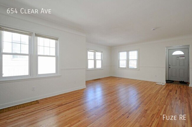Photo - 654 Clear Ave E