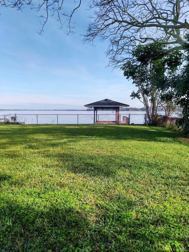 Photo - 141 Lake Shore Dr N