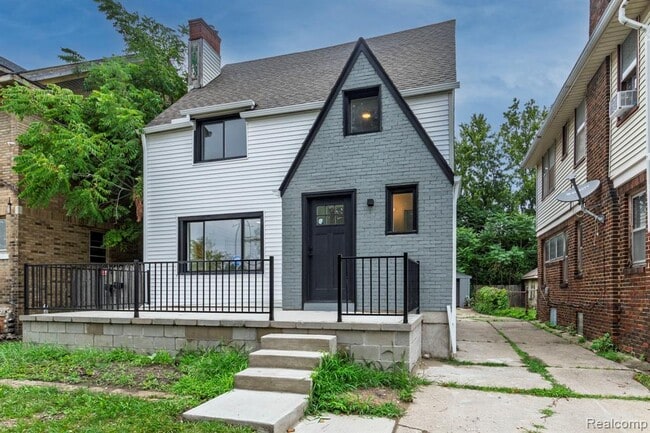 Photo - 2744 Lawrence St