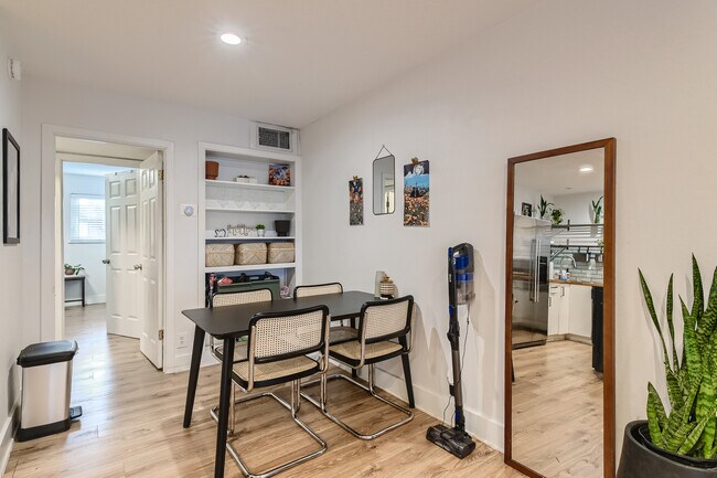 Building Photo - 1304 Summit St Unit 114