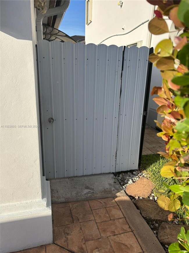 Building Photo - 15535 SW 10th St Unit Efficiency