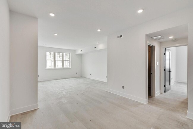 Photo - 3045-51 Richmond St Unit 205