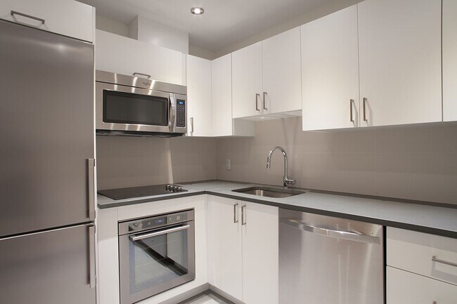 Building Photo - 3495 Rue de la Montagne Unit 109