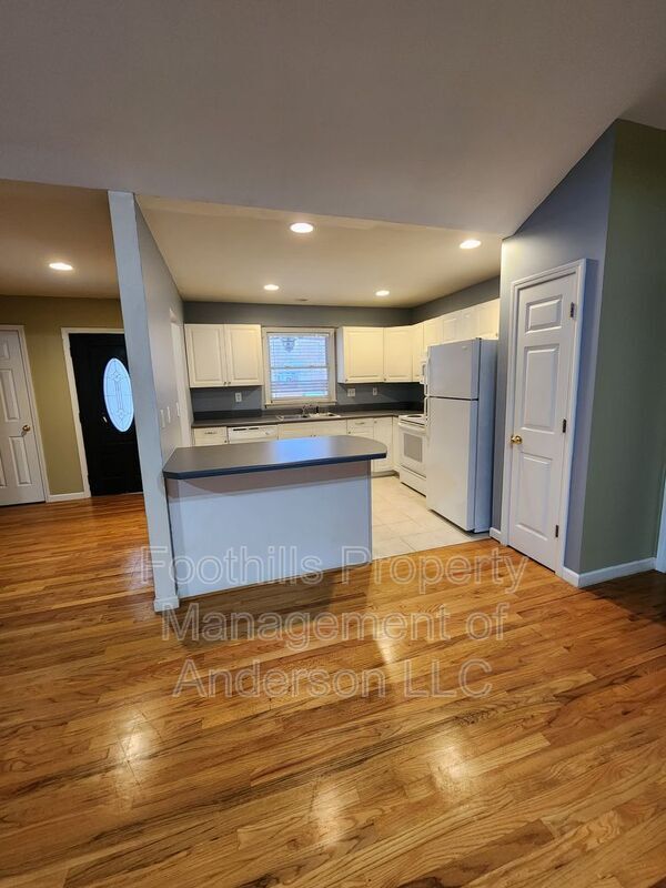 Photo - 102 Circle Dr