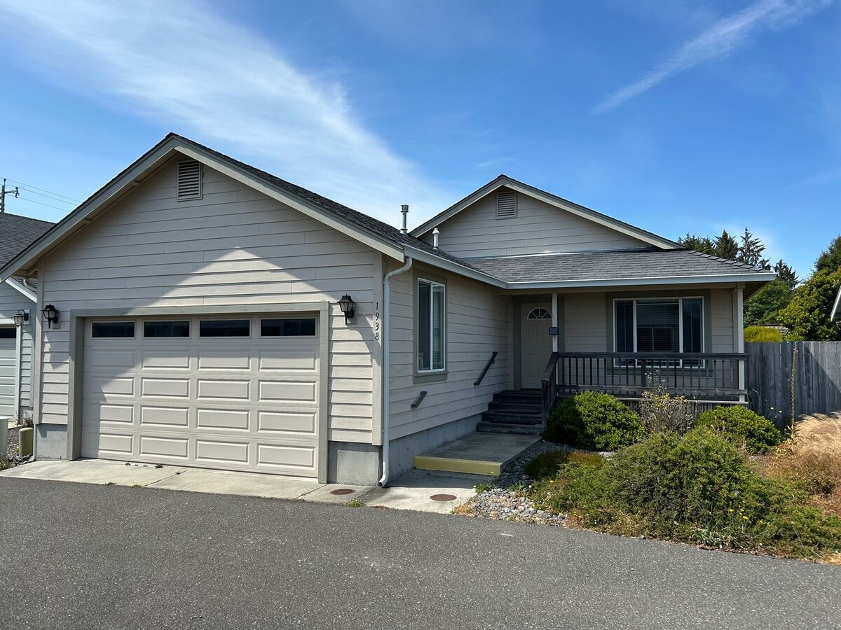 Charming 3 Bedroom, 2 Bath Home in Prime L... - Charming 3 Bedroom, 2 Bath Home in Prime L...