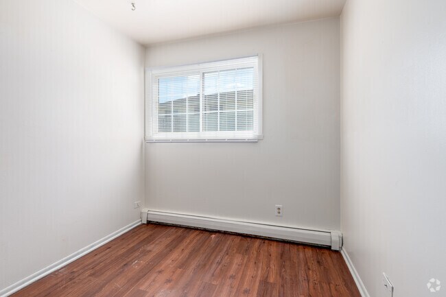 2BR, 1BA - 700SF - Bedroom