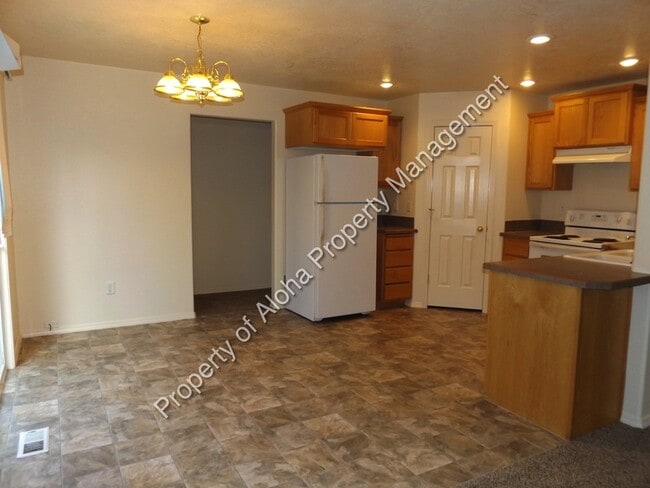 Building Photo - 1280 S Cloverdale Rd