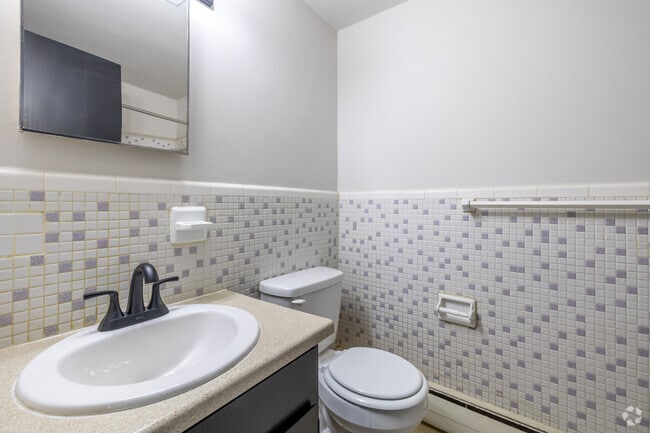 2BR, 1BA - 800SF - Bathroom