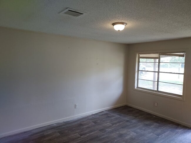 Photo - 59 Charmingdale Dr N