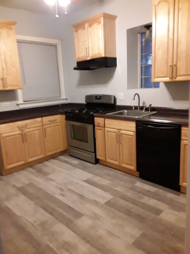Kitchen has walk-in pantry - 6321 S Drexel Ave Unit 3