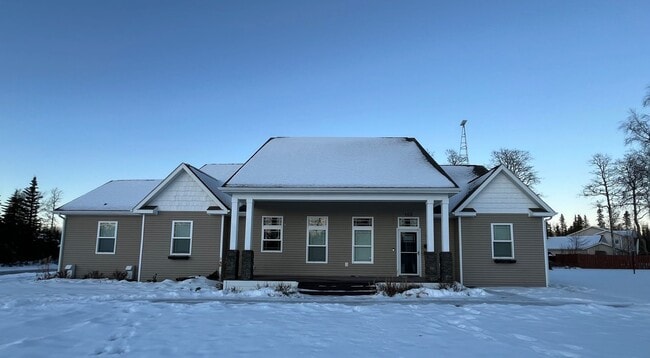 Building Photo - LONG TERM CUSTOM RANCH HOME