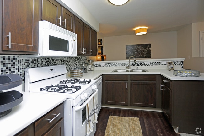 2BR, 2BA - Renovated - 1010 SF - Village at Westmeadow