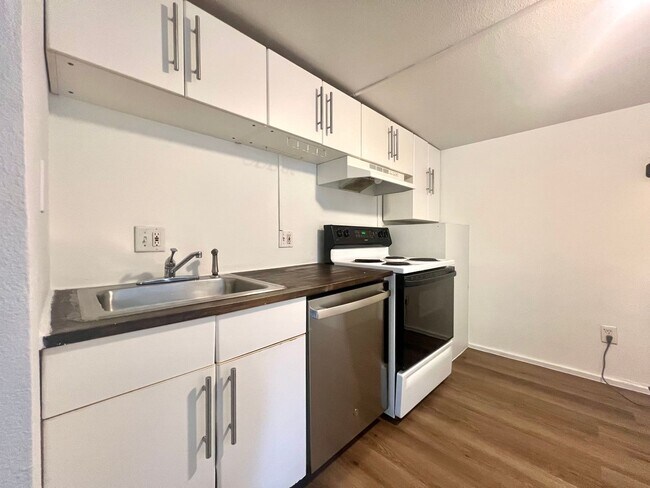 Photo - 1036 E 43rd St Unit B