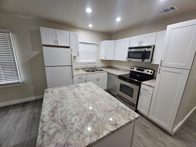 Photo - 915-917 N Fitzhugh Ave