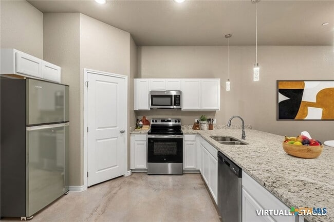 Photo - 408 W Avenue C