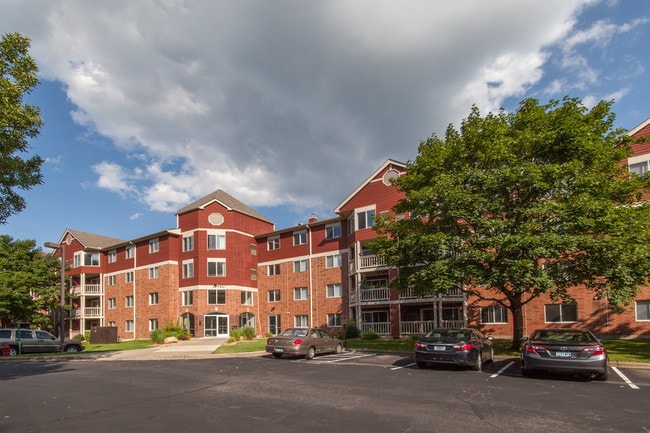 Fountain Place Apartments For Rent in Eden Prairie, MN