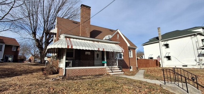 Building Photo - 123 W Washington Ave Unit 2