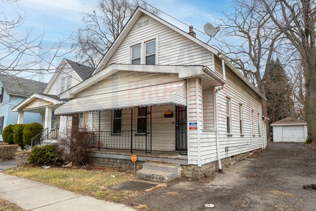 Building Photo - Cozy Single Family, CMHA tenants welcome! Rental