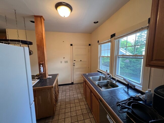 Kitchen - 854 Sumner Ave Unit 854 Sumner Apartment
