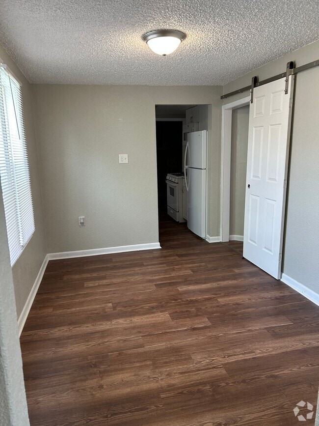 Building Photo - 1 bed + 1 bonus room apartment in Laurel