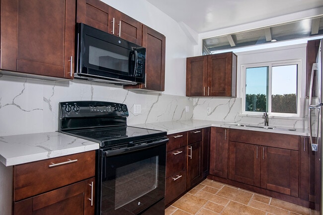 Photo - 562 W 18th St Unidad #B