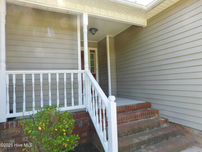 Photo - 305 Gibbs Rd