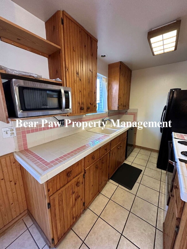 Photo - Spacious 3-Bed Townhouse in Golden!