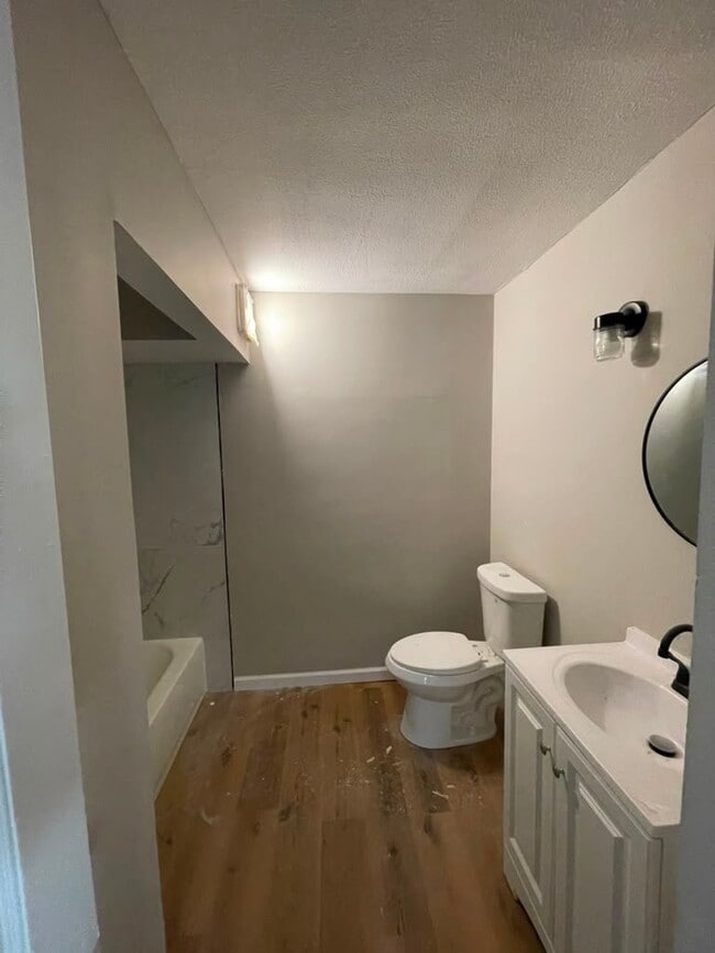 Photo - 720 E 258th St