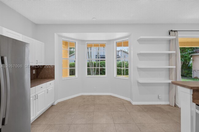 Photo - 498 Cambridge Ln