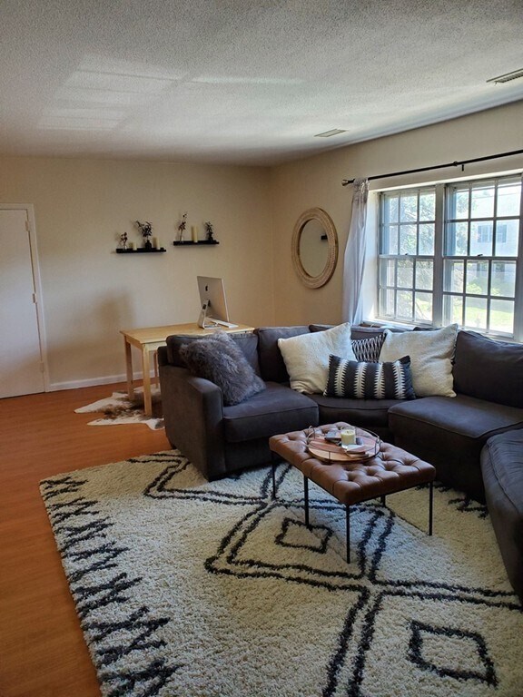 Building Photo - 31 Lake Shore Ct Unit 2 Rental