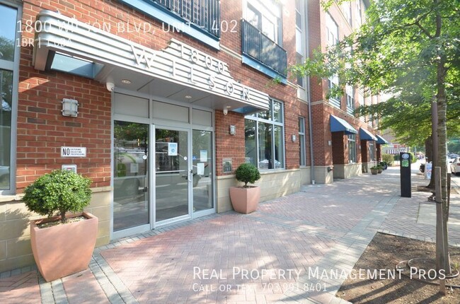 Walk to Rosslyn Metro! Bright and Spacious... - Walk to Rosslyn Metro! Bright and Spacious... Condo Unit 402