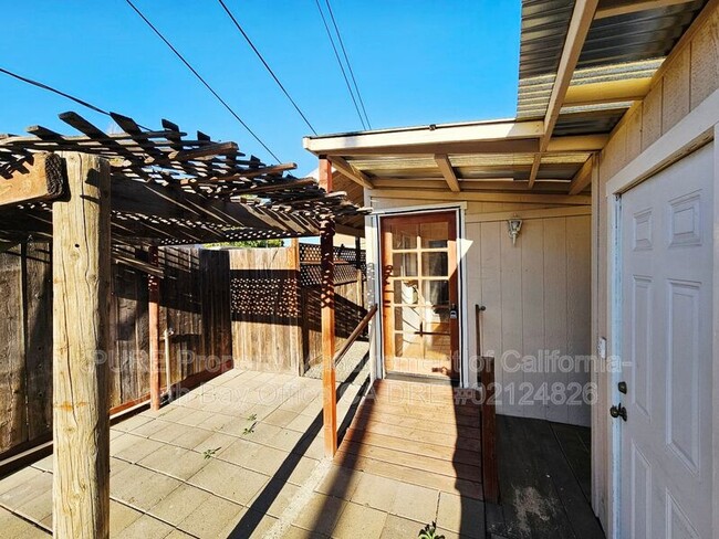 Building Photo - 123 Leslie St Unit C
