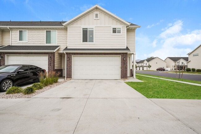 Building Photo - Beautiful 3 Bed, 2.5 Town Home! Available Now! See Our 3D Tour of This Property! Available NOW!