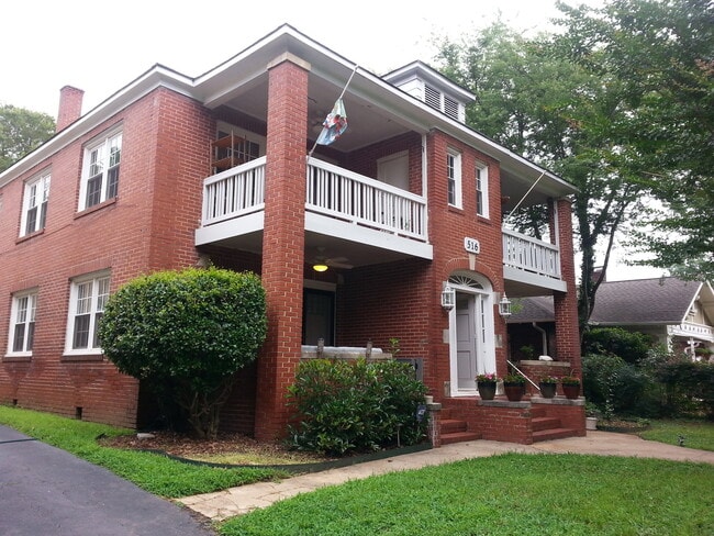 Building Photo - Great 2bedroom one and half bathrooms Apt in Historic Wesley Heights!- First full month free
