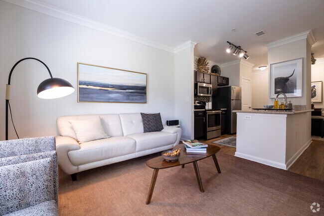 1BR/1BA, 661SF - Family Room