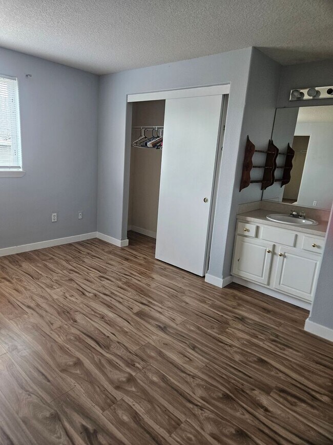 Photo - 3 Bedroom, 1 1/2 bath townhouse in Hillsboro