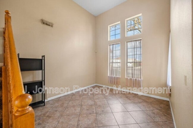 Photo - 516 Carrigane Way