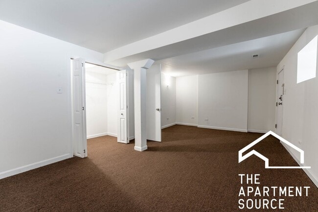 HUGE 4BR/2BA Duplex Close to Blue Line - HUGE 4BR/2BA Duplex Close to Blue Line Apartment Unit 35-1