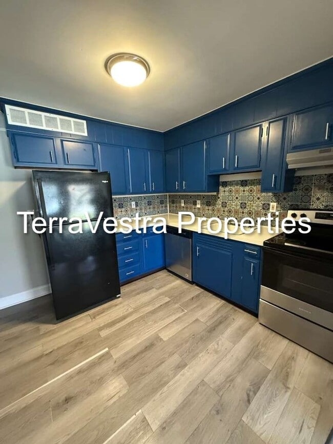 Building Photo - 108 N 8th St Unit Apartment C