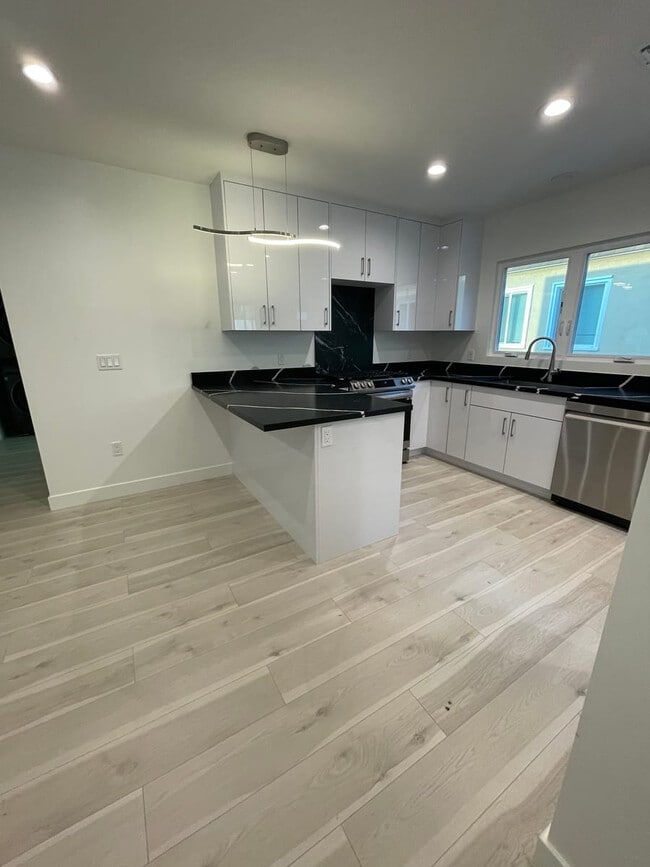 Photo - 1049 Davis Ave