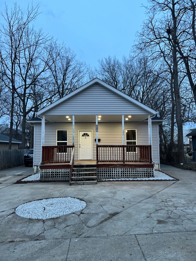 Front view - 1102 Range Line St