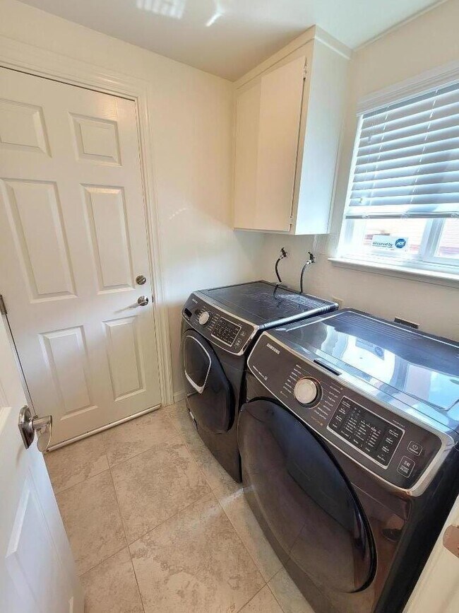 Photo - 1093 Jamaica St