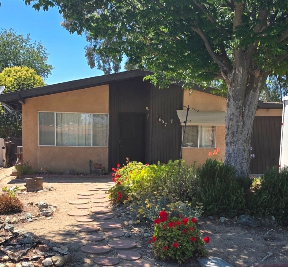 2 bedroom 1 bath Home in Sierra Bonita - 2 bedroom 1 bath Home in Sierra Bonita