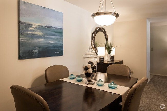 1BR, 1BA - 617 SF - Colonial Square Apartments