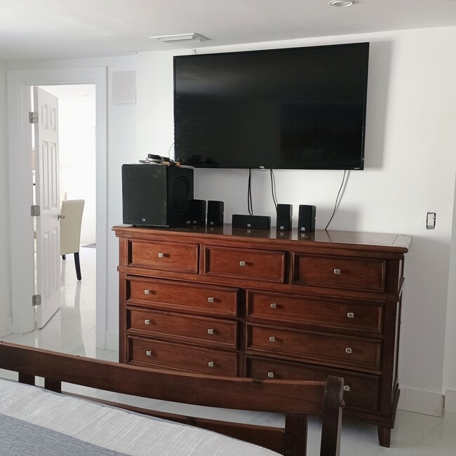 Photo - 1033 NW 7th Ter Unit Main house room for rent